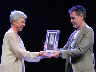 Ottavia Piccolo riceve Premio Moriconi da sindaco Jesi Lorenzo Fiordelmondo